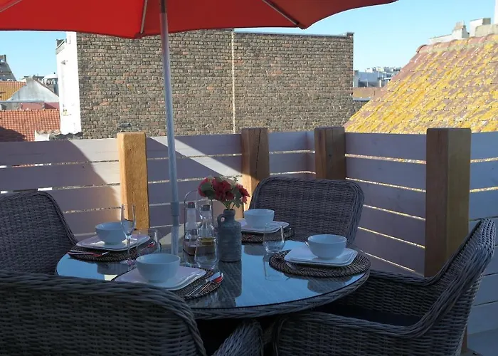 The Rooftop - A Trendy New Apartment With Airconditioning, Large Terrace & Free Parking